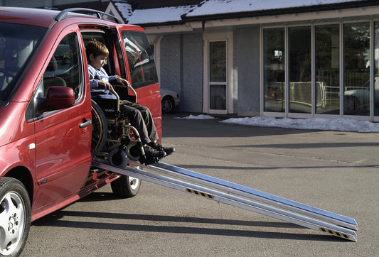ALTEC Faltbare leichte Aluminiumschiene mit Rand RAS-F (Paar) – Hochfeste, rutschfeste Auffahrhilfe mit Korundbelag. Platzsparend faltbar und ideal für flexible Einsätze! Jetzt entdecken! – Jetzt erhältlich im MTN Shop DE.