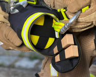 TEE-UU VARIO Feuerwehrmehrzweckbeutel im Einsatz, Detailansicht mit geöffnetem Deckel und Keilen in der Hand einer Einsatzkraft. - imagen 5