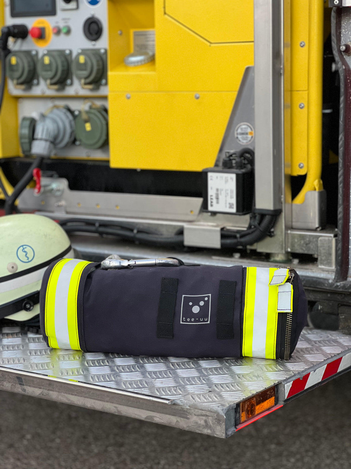 TEE-UU VARIO Feuerwehrmehrzweckbeutel auf der Ladefläche eines Feuerwehrfahrzeugs. - imagen 7