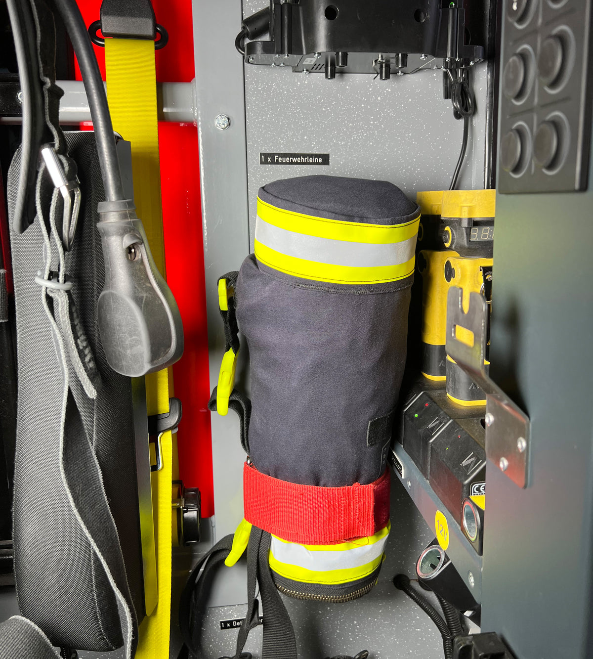 TEE-UU VARIO Feuerwehrmehrzweckbeutel im Geräteraum eines Feuerwehrfahrzeugs verstaut. - imagen 8