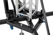 Detailansicht der Stahlbasis mit Transporträdern, Verriegelungsstiften und verstellbaren Nivellierungsfüßen des Kuzar K-10 Traversenlifts - imagen 6