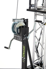 Detailansicht der manuellen Stahlseilwinde und des Sicherheitsbremsgriffs am Kuzar K-10 Traversenlift - imagen 5
