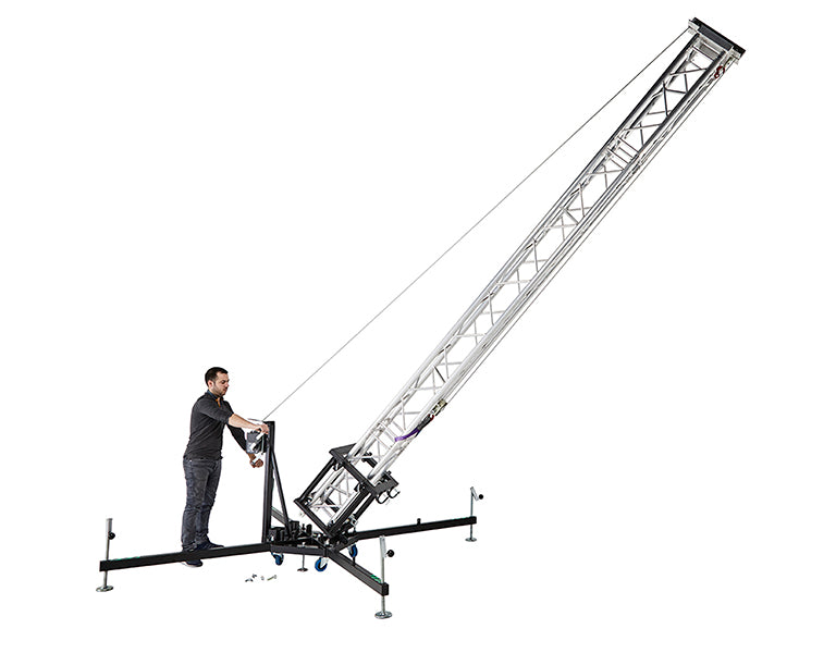 Einzelbediener schwenkt den Kuzar K-10 Traversenlift mit der manuellen Stahlseilwinde in die vertikale Position - imagen 4