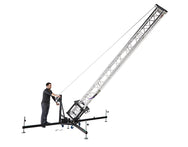 Einzelbediener schwenkt den Kuzar K-10 Traversenlift mit der manuellen Stahlseilwinde in die vertikale Position - imagen 4