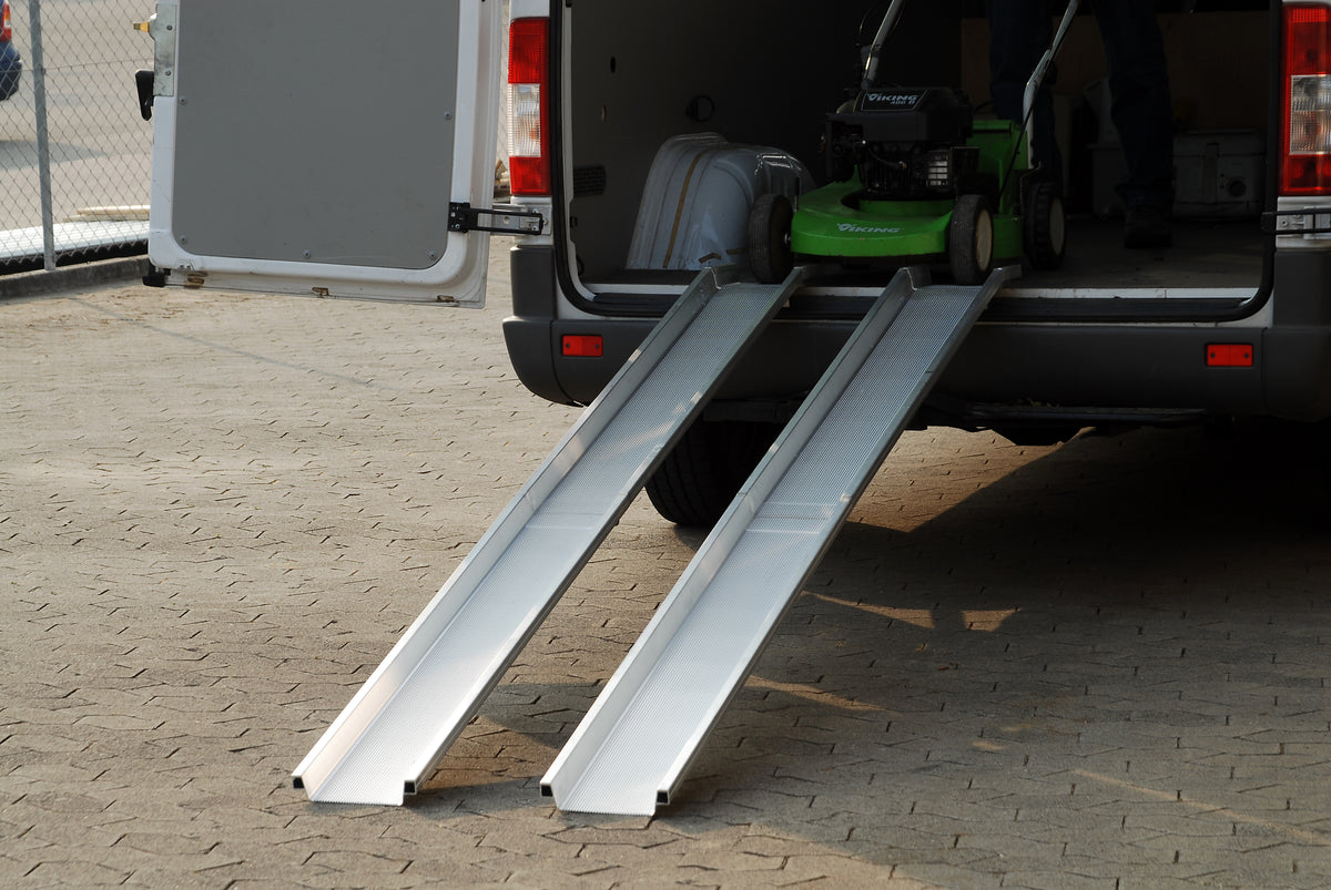 ALTEC Aluminium-Verladeschienen ABS/ABS-F (Paar) – Leichte, rutschfeste Schienen für Kleingeräte bis 600 kg/Paar. Auch faltbar für platzsparende Lagerung. Made in Germany, GS-geprüft! – Jetzt erhältlich im MTN Shop DE.