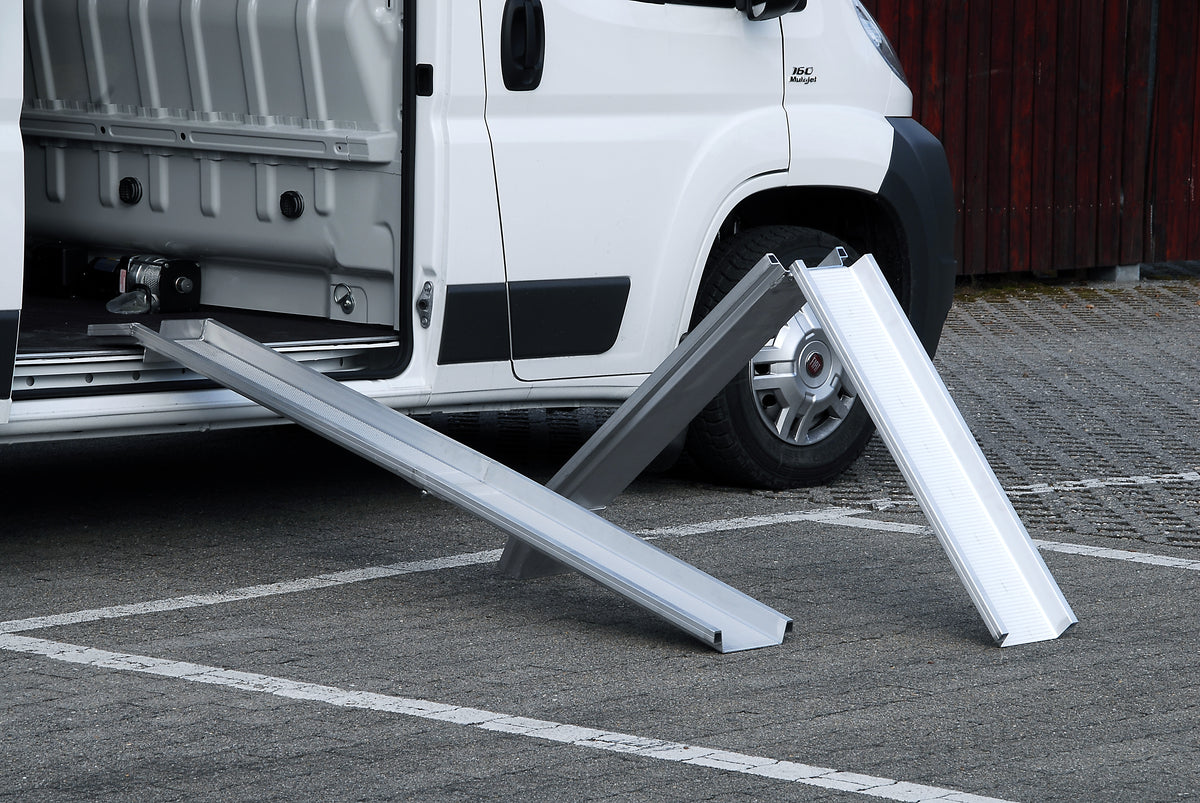 ALTEC Aluminium-Verladeschienen ABS/ABS-F (Paar) – Leichte, rutschfeste Schienen für Kleingeräte bis 600 kg/Paar. Auch faltbar für platzsparende Lagerung. Made in Germany, GS-geprüft! – Jetzt erhältlich im MTN Shop DE.