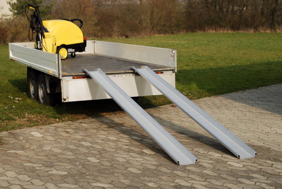 ALTEC Aluminium-Verladeschienen ABS/ABS-F (Paar) – Leichte, rutschfeste Schienen für Kleingeräte bis 600 kg/Paar. Auch faltbar für platzsparende Lagerung. Made in Germany, GS-geprüft! – Jetzt erhältlich im MTN Shop DE.