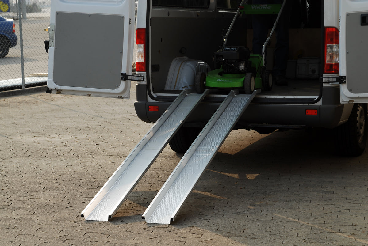 ALTEC Aluminium-Verladeschienen ABS/ABS-F (Paar) – Leichte, rutschfeste Schienen für Kleingeräte bis 600 kg/Paar. Auch faltbar für platzsparende Lagerung. Made in Germany, GS-geprüft! – Jetzt erhältlich im MTN Shop DE.