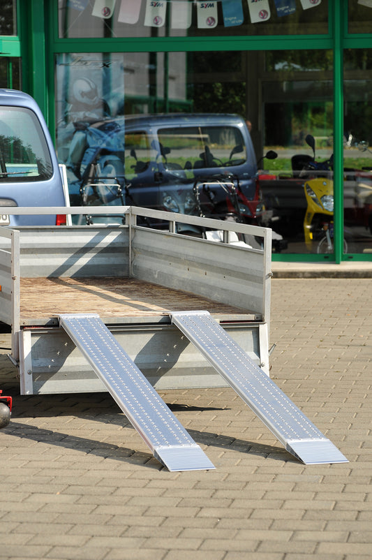 ALTEC Leichte Auffahrrampe AOH – Rutschfeste Aluminiumrampe (R12) für kleine Lasten bis 800 kg/Paar. Leicht, stabil und perfekt für den Alltagseinsatz! – Jetzt erhältlich im MTN Shop DE.