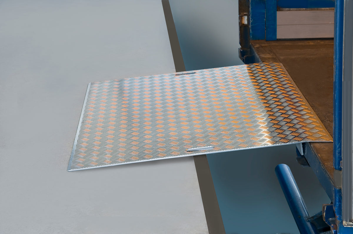 ALTEC Mobile Aluminium Überladebrücke mit Warzenblech AWB – – Jetzt erhältlich im MTN Shop DE.