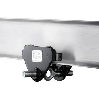 Industriehalterung mit Kupplung und Metalladapter an Aluminiumschiene montiert, Detailansicht