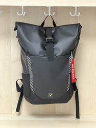 TEE-UU CAROBAG Rolltop-Rucksack schwarz - Detailansicht Rolltop-Verschluss
