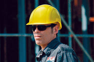 VOSS INAP-Defender-4 im Einsatz, Bauarbeiter mit gelbem Schutzhelm auf Baustelle - imagen 8