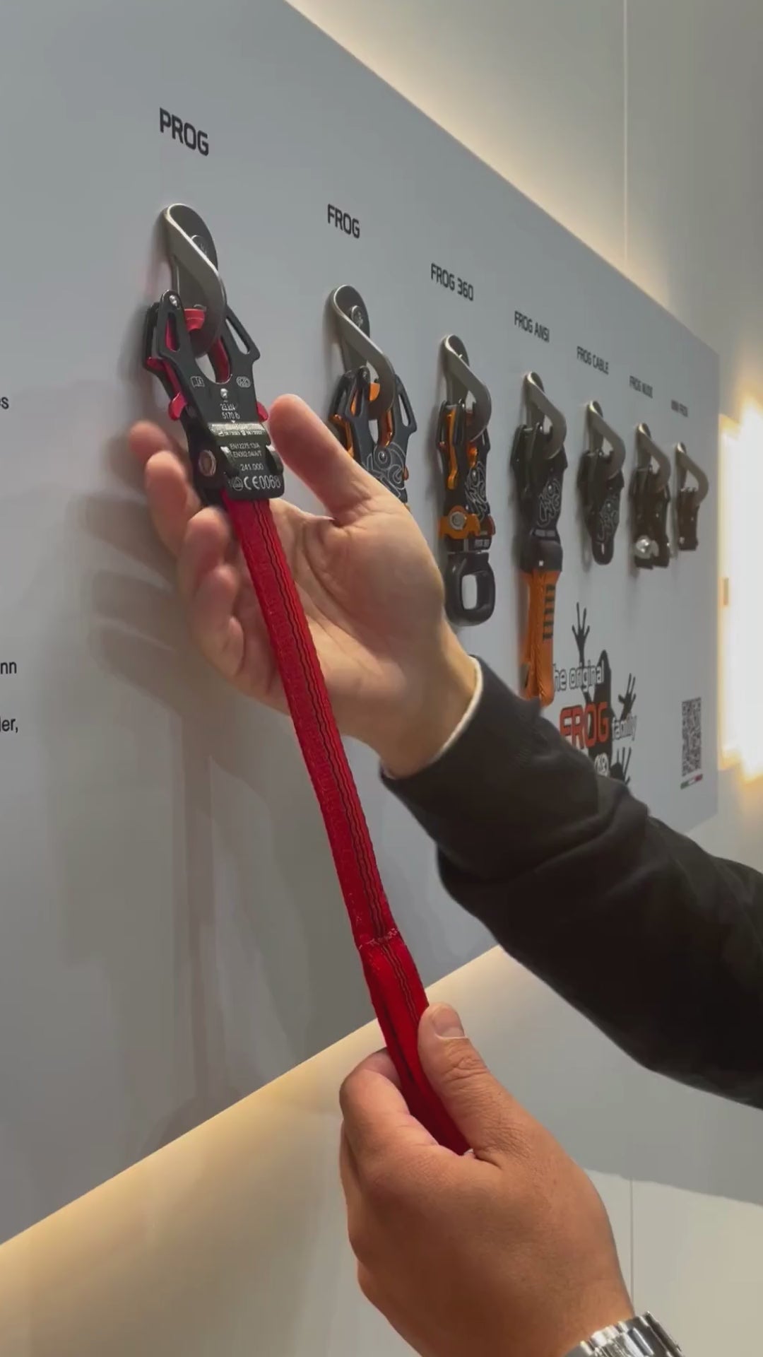Kong Frog Karabiner bei MTN SHOP! Entdecken Sie die Familie der innovativen Kong Frog Karabiner bei MTN SHOP. Der Kong Frog klemmt sich automatisch fest, sobald er mit einem Ankerpunkt in Berührung kommt. Damit ist er nicht nur ein beliebtes Kletter-Essential sondern auch ein sehr populärer Begleiter für zum Beispiel Hundeführer. - imagen 5