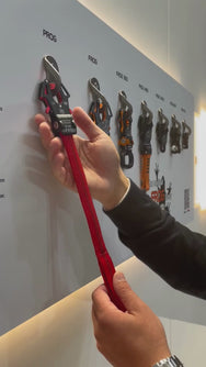 Kong Frog Karabiner bei MTN SHOP! Entdecken Sie die Familie der innovativen Kong Frog Karabiner bei MTN SHOP. Der Kong Frog klemmt sich automatisch fest, sobald er mit einem Ankerpunkt in Berührung kommt. Damit ist er nicht nur ein beliebtes Kletter-Essential sondern auch ein sehr populärer Begleiter für zum Beispiel Hundeführer. - imagen 5