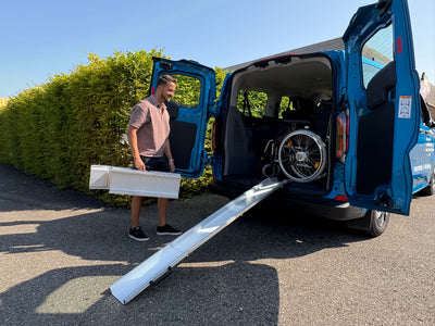Person entnimmt ALTEC ABS-Z faltbare Auffahrrampe aus Fahrzeug-Laderaum