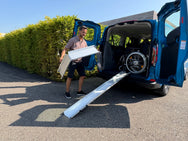 Person fährt Rollstuhl über ALTEC ABS-Z Alu-Auffahrrampe in Fahrzeug - imagen 3