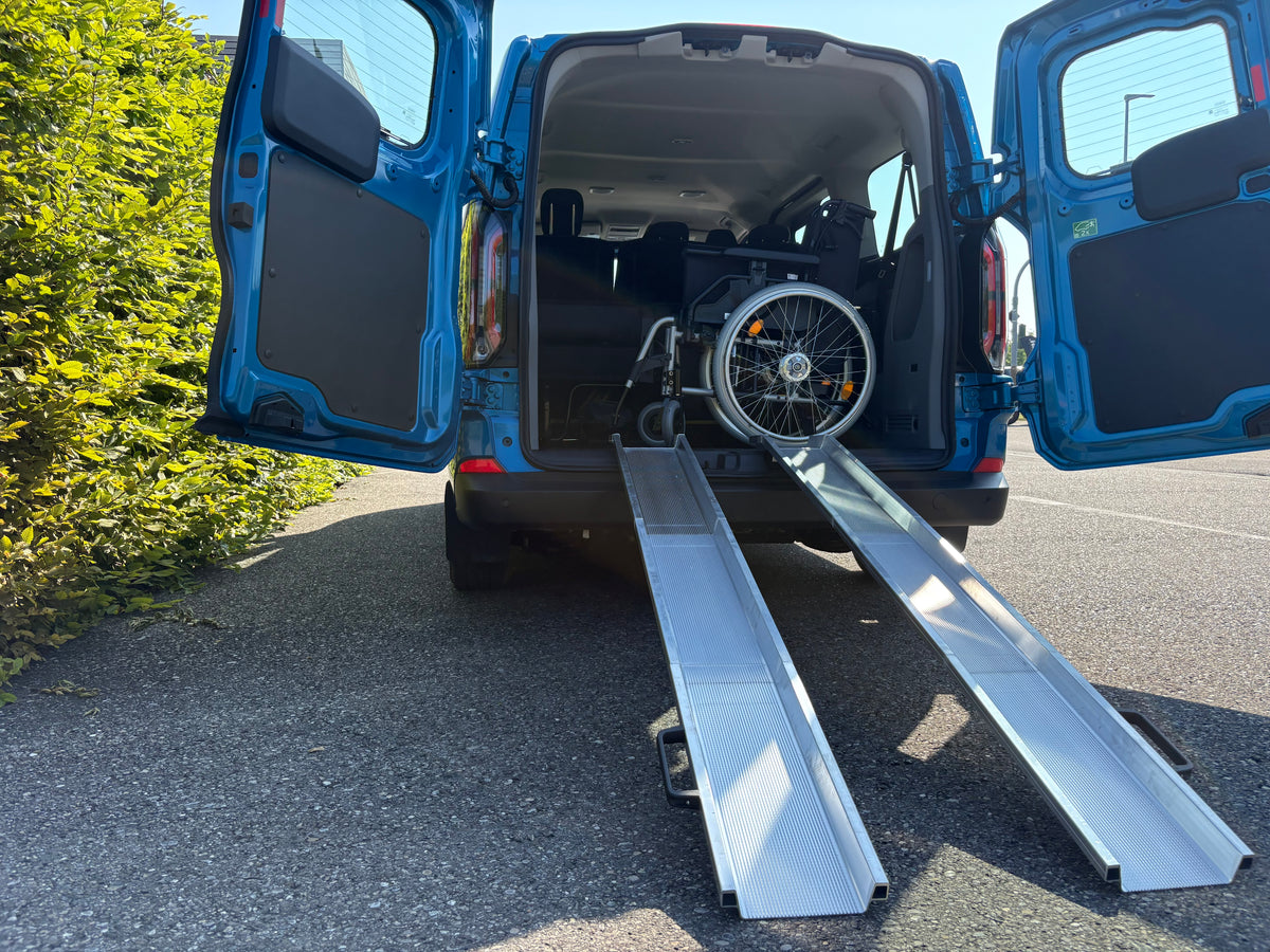 ALTEC ABS-Z faltbare Auffahrrampen paarweise an Fahrzeug-Hecktür ausgelegt - imagen 2