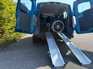 ALTEC ABS-Z faltbare Auffahrrampen paarweise an Fahrzeug-Hecktür ausgelegt - imagen 2
