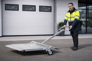 Mitarbeiter transportiert ALTEC Überladebrücke Typ HF mit Transportwagen - imagen 5