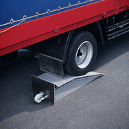 ALTEC Auffahrkeil positioniert an Lkw-Ladefläche zum Höhenausgleich beim Be- und Entladen - imagen 3