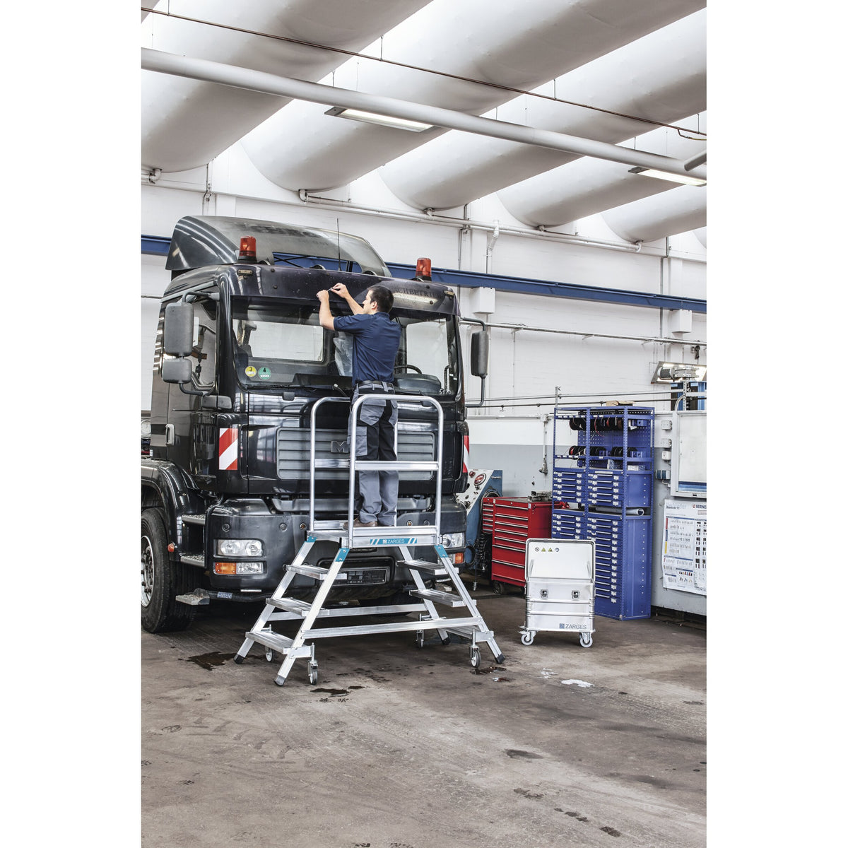 Podesttreppe, fahrbar, beidseitig begehbar, mit Leichtmetall-Stufen und Plattform Anwendungsbild Zarges - imagen 3