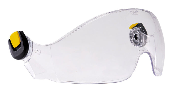Petzl VIZIR SHADOW – Das VIZIR SHADOW schützt die Augen vor umherfliegenden Teilchen und Spritzern. Dank des EASYCLIP-Befestigungssystems lässt es sich schnell und einfach an den Helmen VERTEX und STRATO anbringen. Es verfügt über einen Sonnenschutzfilter der Schutzstufe 2,5 sowie über einen Kratz- und Beschlagschutz. – Jetzt erhältlich im MTN Shop DE.
