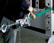 Yale Ratschen-Handhebelzug 750-3000kg (Modell AL) – Hebelzug mit geschlossenem Gehäuse, Handhebel und Handrad aus hochfester Aluminiumlegierung und mit geringem Eigengewicht. Präzise Nadellagerung für leichtes Arbeiten. Leichtgängige Kettenfreischaltung serienmäßig. Geringe Handkraft erforderlich. Alle Yale Allzweckgeräte ab 750 kg Tragfähigkeit sind nach EN 12195 zur Ladungssicherung geeignet. – Jetzt erhältlich im MTN Shop DE.