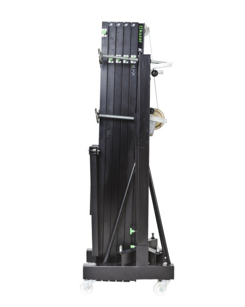 Kuzar Tower Lift K-52 – Kuzar Turmaufzug K 52 Der K 52 ist der leistungsstärkste Turm der Aluminiumserie und gehört zur neuen Reihe der POLIVALENTEN Aluminiumtürme von KUZAR, die sowohl STRUKTUREN als auch AUDIO-PA-SYSTEME oder LINE ARRAY aufstellen können, da sie eine exakte Beinöffnung zur Einführung des Arrays mit speziellen Verstärkungsstreben kombinieren. Ein Turm mit übergroßer Leistung für Ihre totale Ruhe und Vertrauen. Darüber hinaus enthält es den Auslöser "KAT" von zwei Positionen, die die Abschn