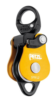 Petzl Spin L2 Umlenkrolle – Doppelte Umlenkrolle mit Wirbel und sehr hohem Wirkungsgrad. Die doppelte Umlenkrolle SPIN L2 lässt sich öffnen, auch wenn sie am Anschlagpunkt befestigt ist, und erleichtert das Einrichten von Flaschenzugsystem und Hilfsseilbahnen. Dank der beiden parallel montierten Laufrollen und der zusätzlichen Befestigungsöse ermöglicht die Umlenkrolle das Einrichten verschiedener komplexer Flaschenzugsysteme. Die großen Laufrollen mit gekapseltem Kugellager gewährleisten einen ausgezeichne
