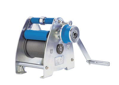 Pfaff-silberblau Konsolenwinde SW-K LAMBDA (300 kg) – Die Kompaktseilwinde für den Einsatz in den darstellenden Bereichen von Bühnen, Studios, Theatern etc. Modernes Design mit verzinkten Seitenteilen für einfache Handhabung. Gerillte Trommel zur einlagigen Wicklung des Stahlseils. Hohe Lebensdauer des Seils durch 18-fachen Trommel­durchmesser. Mit federbelasteter Seilanpresswalze gegen das Abspringen des unbelasteten Seils an der Trommel. Getriebeauslegung für doppelte Nennlast. Leichtgängiges Stirnradgetr