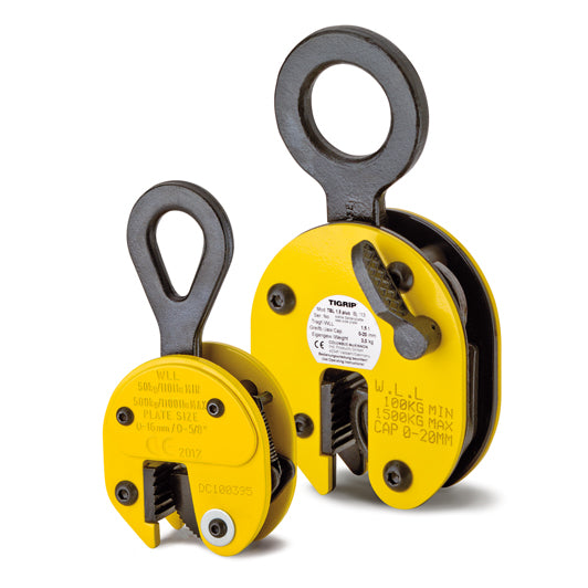 Tigrip® Blechgreifer TBL & TBL plus – Dieser Greifer dient dem vertikalen Transport von einzelnen Blechen und Stahlplatten sowie dem Aufrichten und Wenden bis zu 180°. Darüber hinaus kann der Greifer für den Transport von Stahlkonstruktionen und Profilen usw. eingesetzt werden. Großformatige Bleche und lange Transportgüter können sich durchbiegen. Hierbei empfiehlt sich der paarweise Einsatz der Blechgreifer in Verbindung mit einer Traverse. Der Greifer wird mittels eines Arretierhebels geöffnet und geschlo