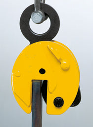 Tigrip® Blechgreifer TBL & TBL plus – Dieser Greifer dient dem vertikalen Transport von einzelnen Blechen und Stahlplatten sowie dem Aufrichten und Wenden bis zu 180°. Darüber hinaus kann der Greifer für den Transport von Stahlkonstruktionen und Profilen usw. eingesetzt werden. Großformatige Bleche und lange Transportgüter können sich durchbiegen. Hierbei empfiehlt sich der paarweise Einsatz der Blechgreifer in Verbindung mit einer Traverse. Der Greifer wird mittels eines Arretierhebels geöffnet und geschlo