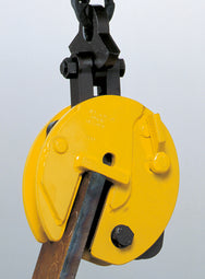 Tigrip® Blechgreifer TBS & TBS plus – Der Greifer TBS plus mit der kardanischen Aufhängung ist in unterschiedlichen Positionen am Blech anschlagbar. Er kann aus der Horizontalen aufrichten, aus der Senkrechten ablegen oder bei seitlichem Anschlag über die Kante anheben. Durch die Gleitschrägen der Schwenköse liegt immer eine ausreichend hohe Klemmkraft vor. Hierbei reduziert sich die Tragfähigkeit entsprechend dem Traglastdiagramm. Die Schwenköse hat den zusätzlichen Vorteil, dass auch beim Schrägzug, wie e - imagen 3