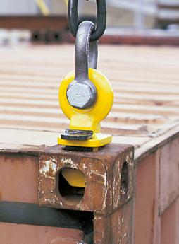 Вуха для транспортування контейнерів Tigrip® TCO & TCU - набір з 4 шт. Ці транспортні вуха служать гнучким підйомним засобом для транспортування контейнерів. Доступні дві моделі, які можна прикріпити «зверху» або «знизу» до контейнера. Модель TCO кріпиться вертикально у верхній частині отворів на контейнері. TCO блокується та закріплюється поворотом на 90°. Транспортування здійснюється за допомогою рамної траверси, яка з’єднана з транспортною петлею за допомогою мотузок, ланцюгів або ременів