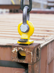 Вуха для транспортування контейнерів Tigrip® TCO & TCU - набір з 4 шт. Ці транспортні вуха служать гнучким підйомним засобом для транспортування контейнерів. Доступні дві моделі, які можна прикріпити «зверху» або «знизу» до контейнера. Модель TCO кріпиться вертикально у верхній частині отворів на контейнері. TCO блокується та закріплюється поворотом на 90°. Транспортування здійснюється за допомогою рамної траверси, яка з’єднана з транспортною петлею за допомогою мотузок, ланцюгів або ременів