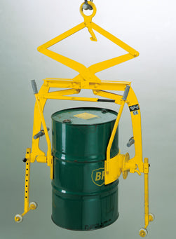 Tigrip® Fassgreifer TFA D – Zum Wenden und auch Entleeren von Fässern ist der Greifer mit Kippvorrichtung in gleicher Weise geeignet. Um ein Fass mühelos drehen zu können, muss es im Schwerpunkt gegriffen werden. Erfahren Sie mehr! – Jetzt erhältlich im MTN Shop DE.