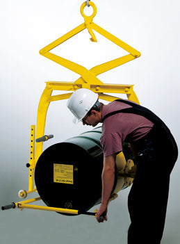 Tigrip® Fassgreifer TFA D – Zum Wenden und auch Entleeren von Fässern ist der Greifer mit Kippvorrichtung in gleicher Weise geeignet. Um ein Fass mühelos drehen zu können, muss es im Schwerpunkt gegriffen werden. Erfahren Sie mehr! – Jetzt erhältlich im MTN Shop DE.