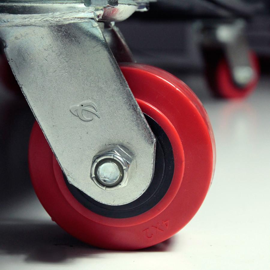 Lenkrolle mit Metallachse im Detail