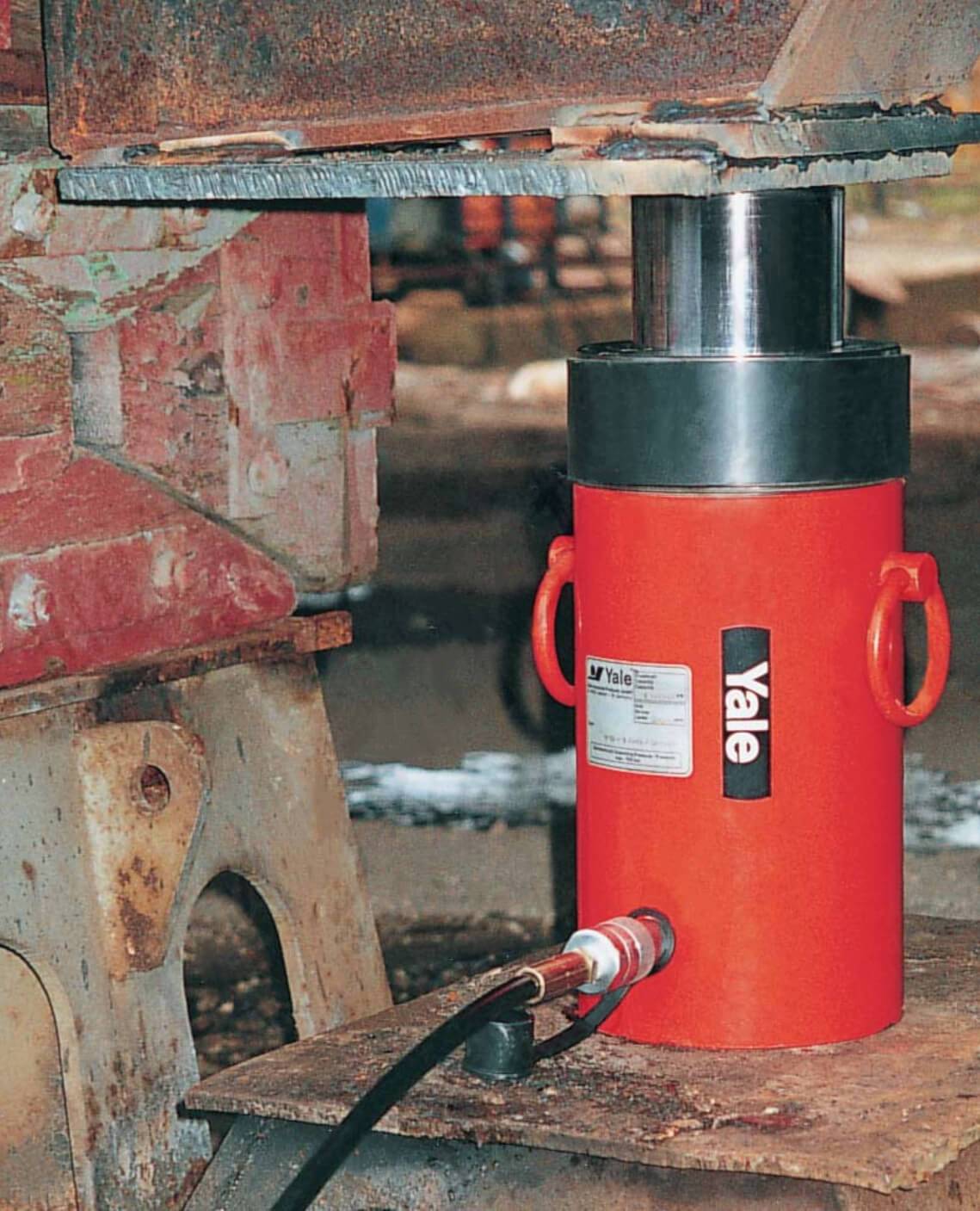 Yale Hydraulikzylinder im Einsatz zum Anheben schwerer Industrielasten