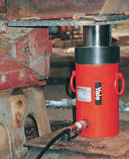 Yale Hydraulikzylinder im Einsatz zum Anheben schwerer Industrielasten